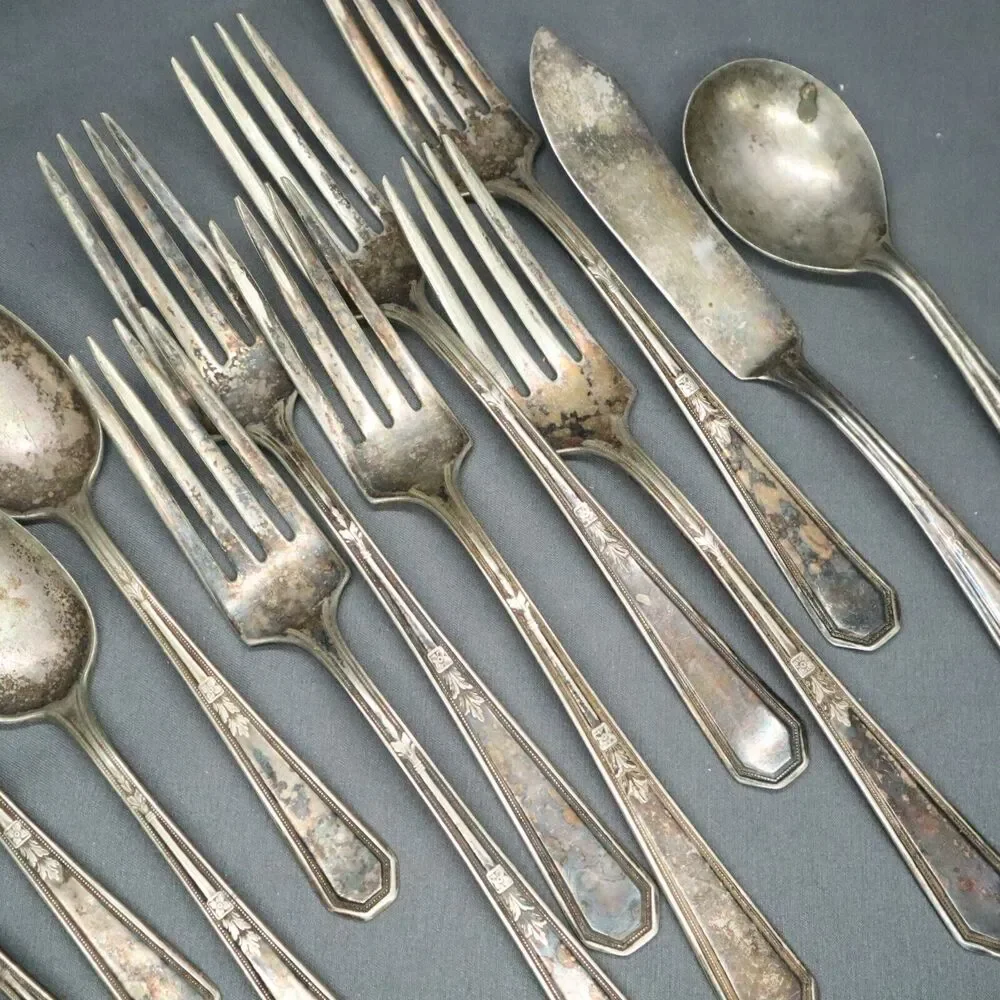 W M Rogers Flatware 12 piece set 4 spoons, 6 forks, butter knife and sugar spoon